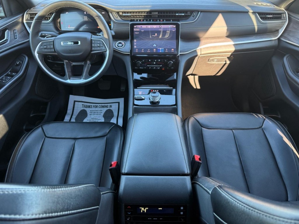 Jeep Grand Cherokee L Vehicle Full-screen Gallery Image 15