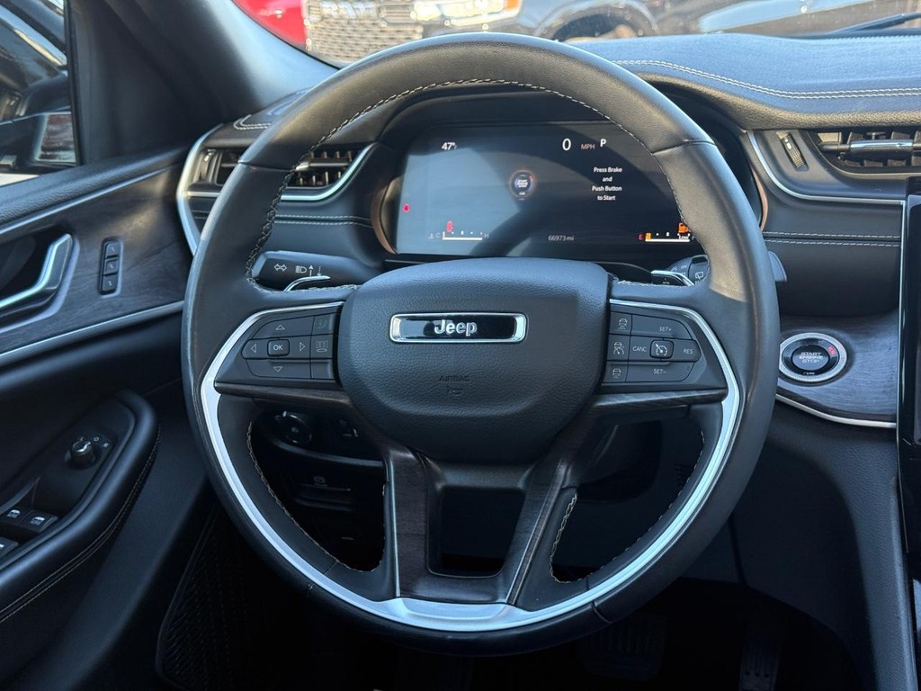 Jeep Grand Cherokee L Vehicle Full-screen Gallery Image 16