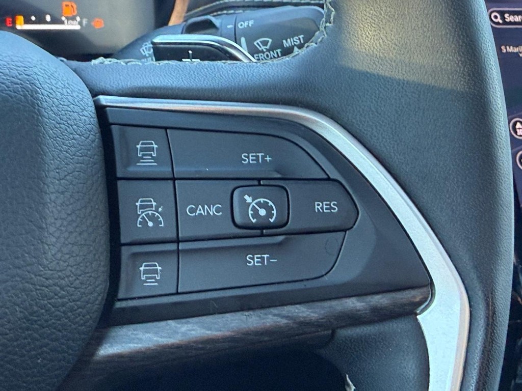 Jeep Grand Cherokee L Vehicle Full-screen Gallery Image 18