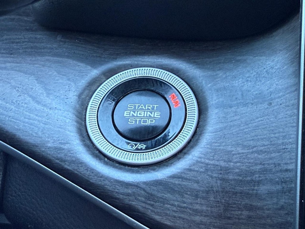 Jeep Grand Cherokee L Vehicle Full-screen Gallery Image 19