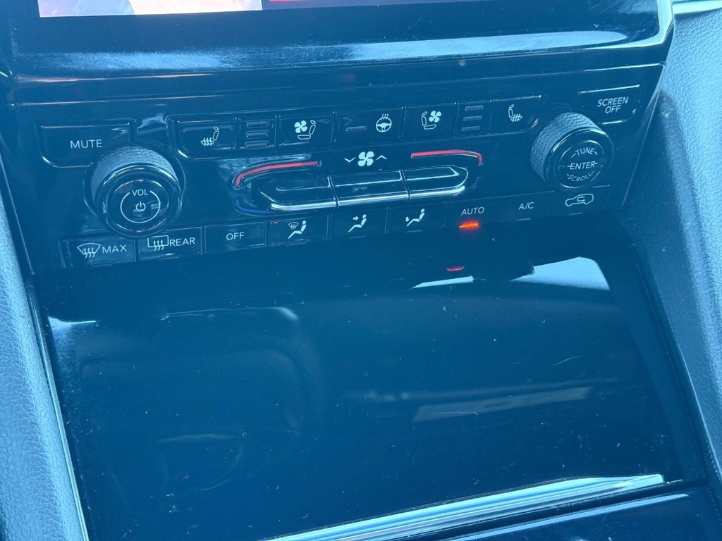 Jeep Grand Cherokee L Vehicle Full-screen Gallery Image 23