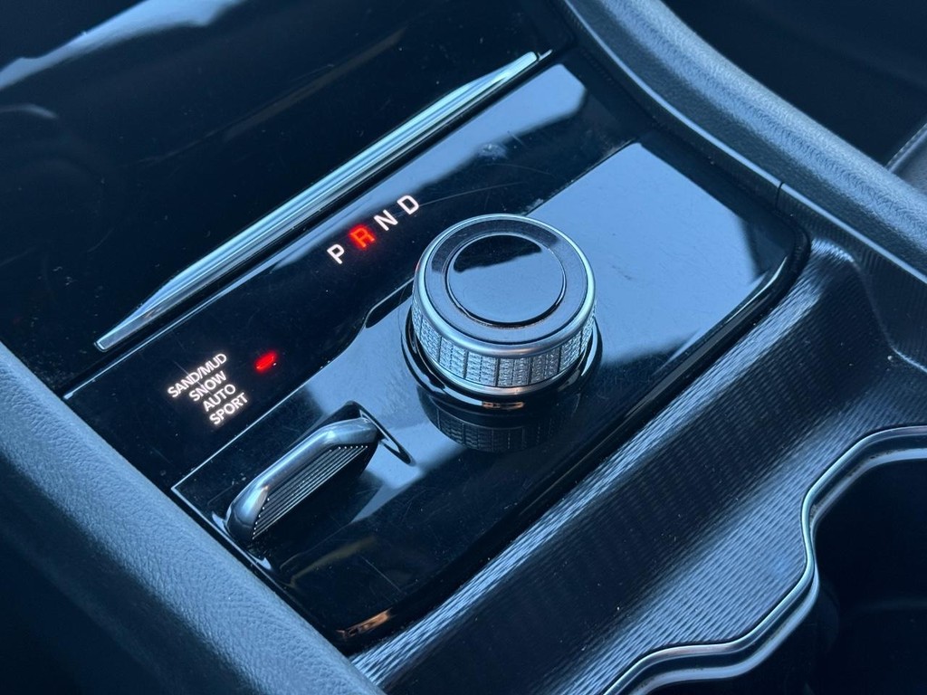 Jeep Grand Cherokee L Vehicle Full-screen Gallery Image 24