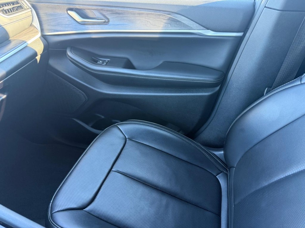 Jeep Grand Cherokee L Vehicle Full-screen Gallery Image 25