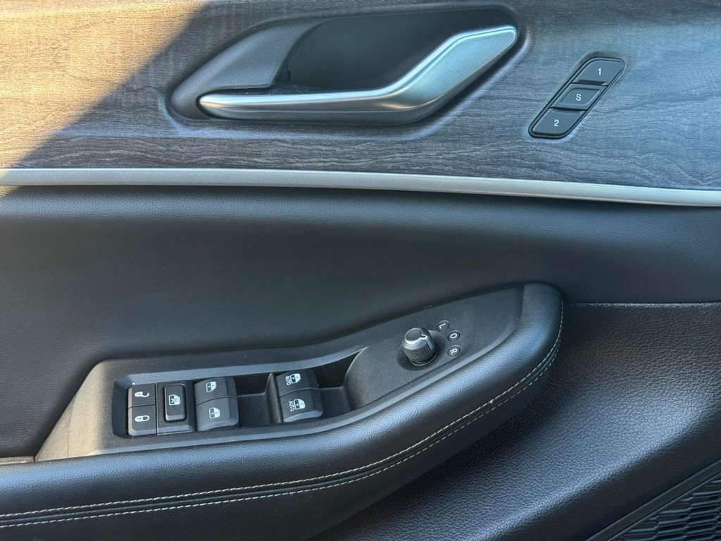 Jeep Grand Cherokee L Vehicle Full-screen Gallery Image 28