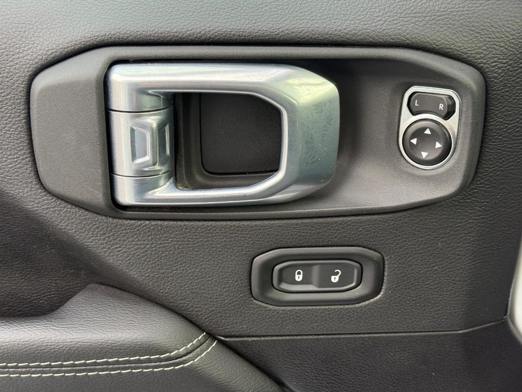 Jeep Wrangler Vehicle Full-screen Gallery Image 24