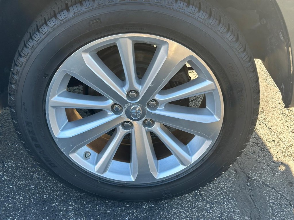 Toyota Highlander Hybrid Vehicle Full-screen Gallery Image 07