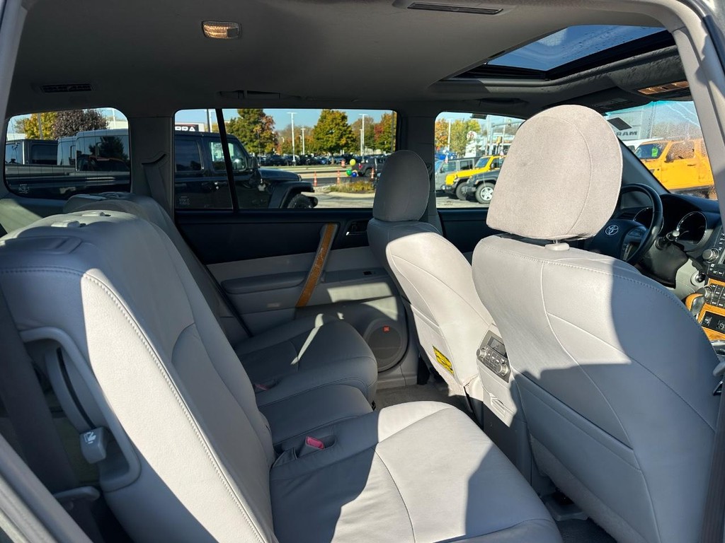 Toyota Highlander Hybrid Vehicle Full-screen Gallery Image 10