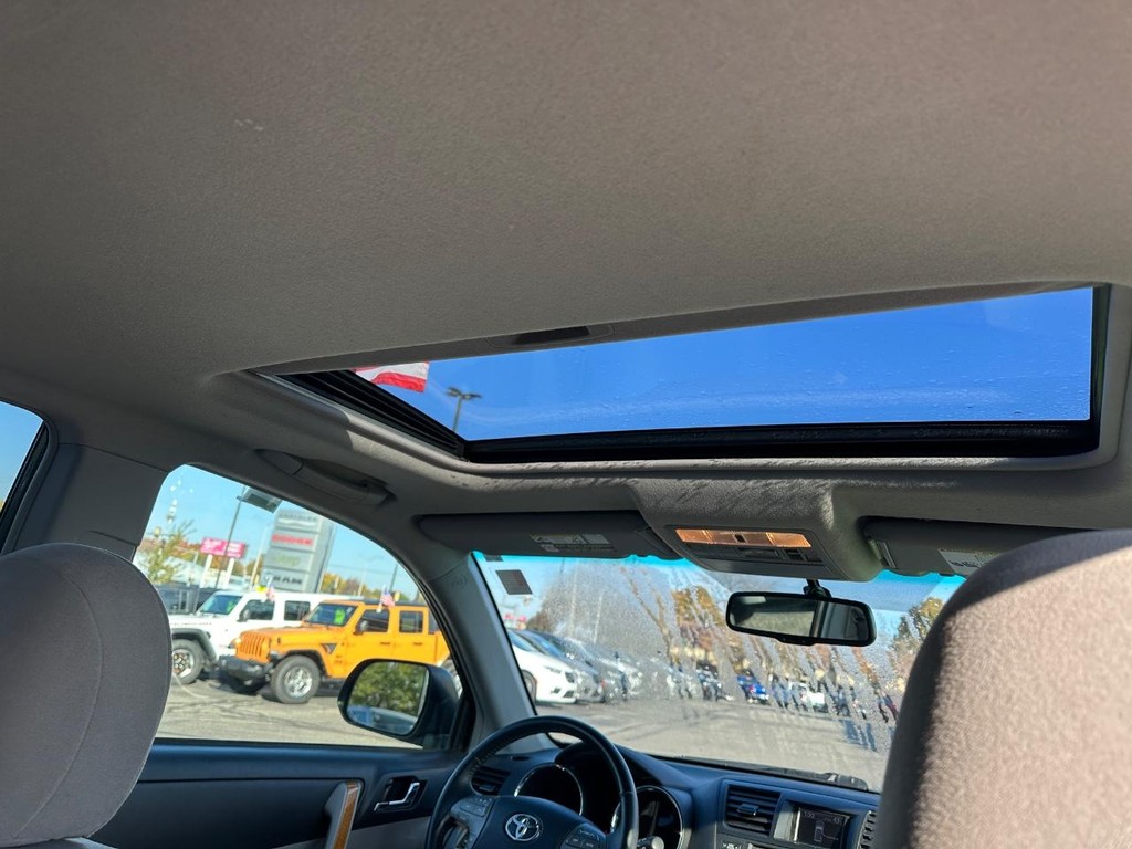 Toyota Highlander Hybrid Vehicle Full-screen Gallery Image 11