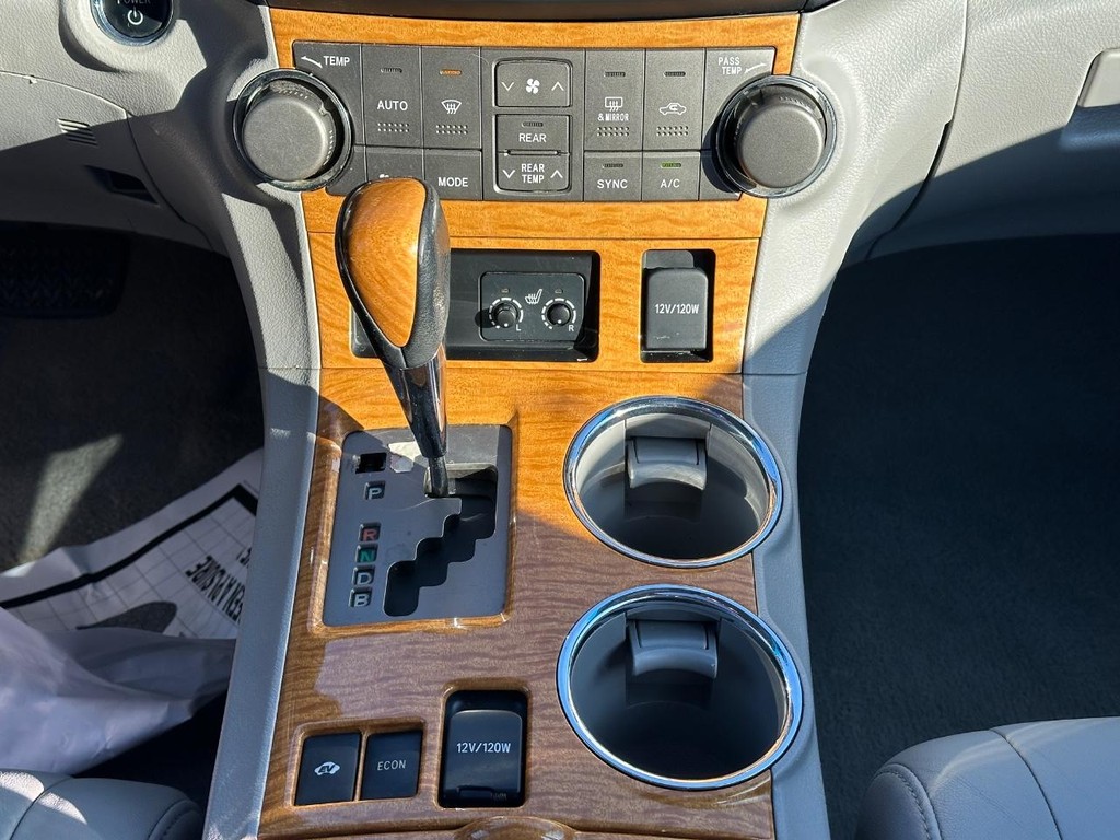 Toyota Highlander Hybrid Vehicle Full-screen Gallery Image 16