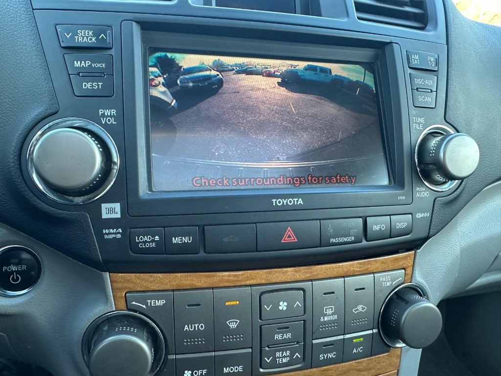 Toyota Highlander Hybrid Vehicle Full-screen Gallery Image 24