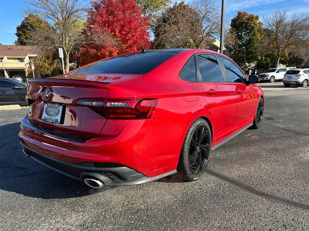 Volkswagen Jetta GLI Vehicle Full-screen Gallery Image 03