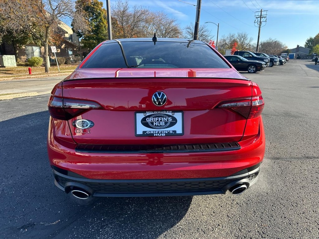 Volkswagen Jetta GLI Vehicle Full-screen Gallery Image 04