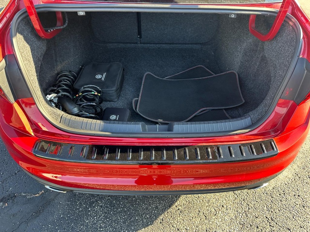 Volkswagen Jetta GLI Vehicle Full-screen Gallery Image 05