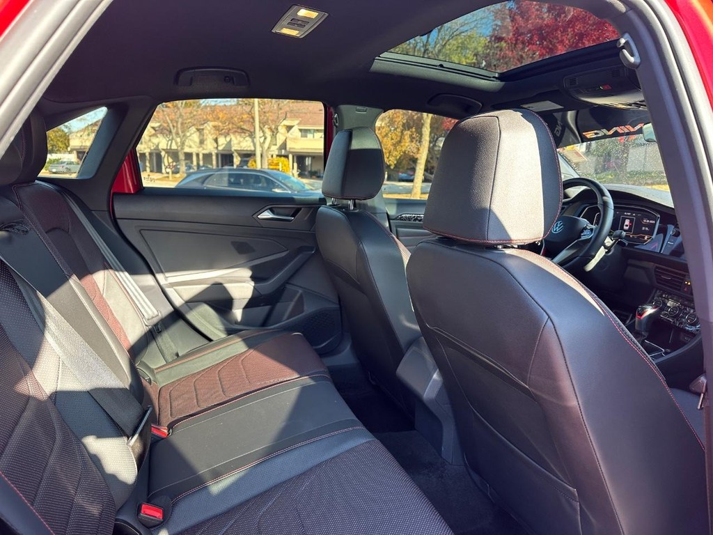 Volkswagen Jetta GLI Vehicle Full-screen Gallery Image 10