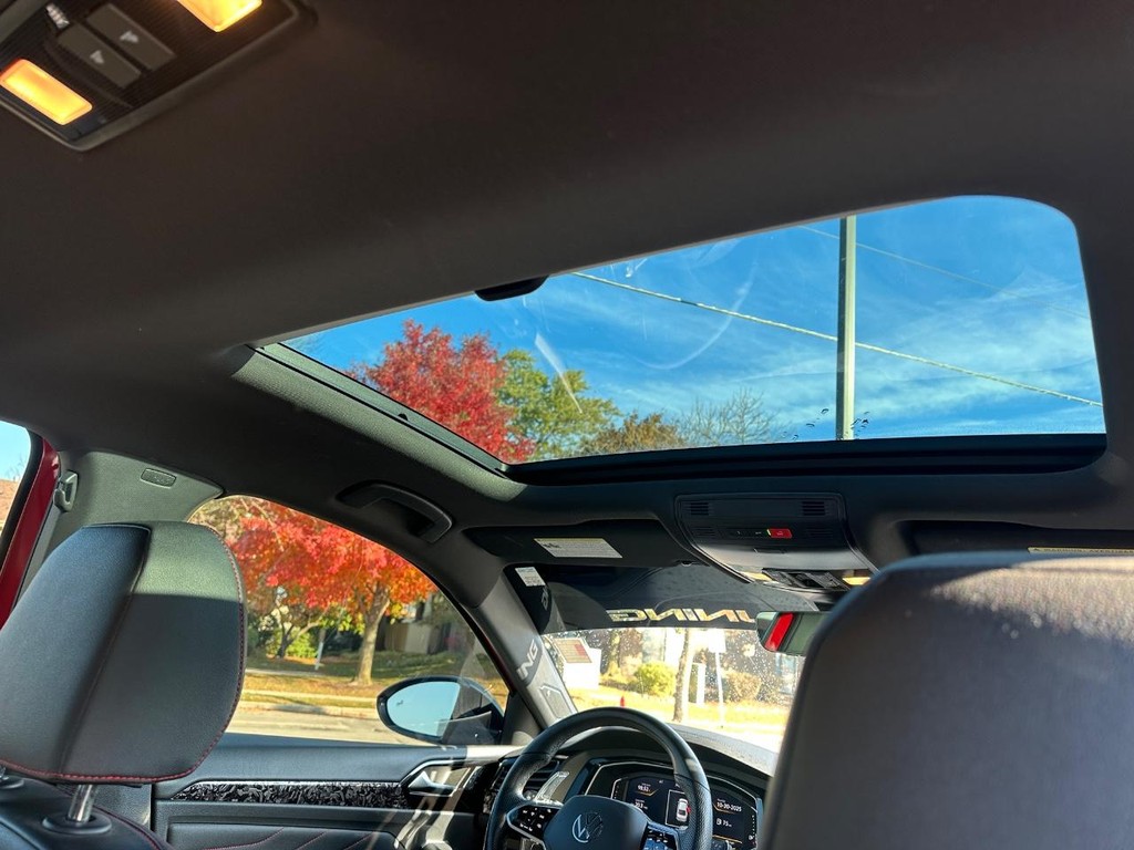 Volkswagen Jetta GLI Vehicle Full-screen Gallery Image 11