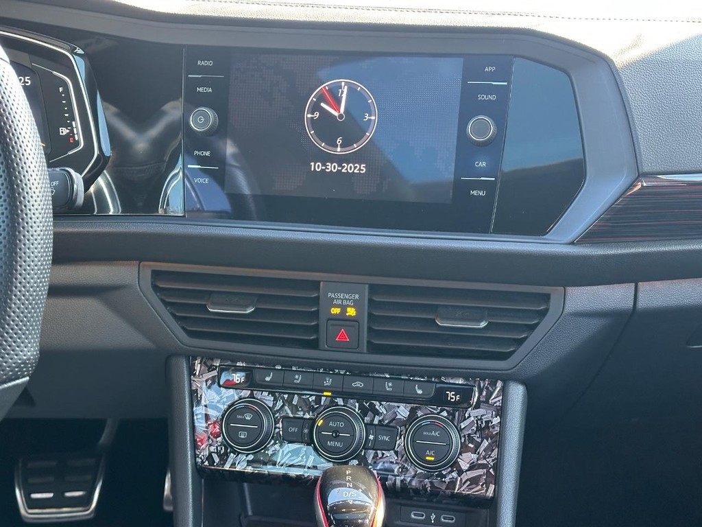 Volkswagen Jetta GLI Vehicle Full-screen Gallery Image 14