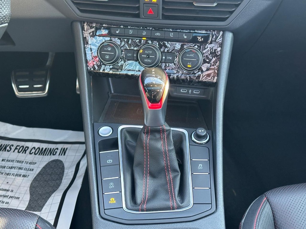 Volkswagen Jetta GLI Vehicle Full-screen Gallery Image 15