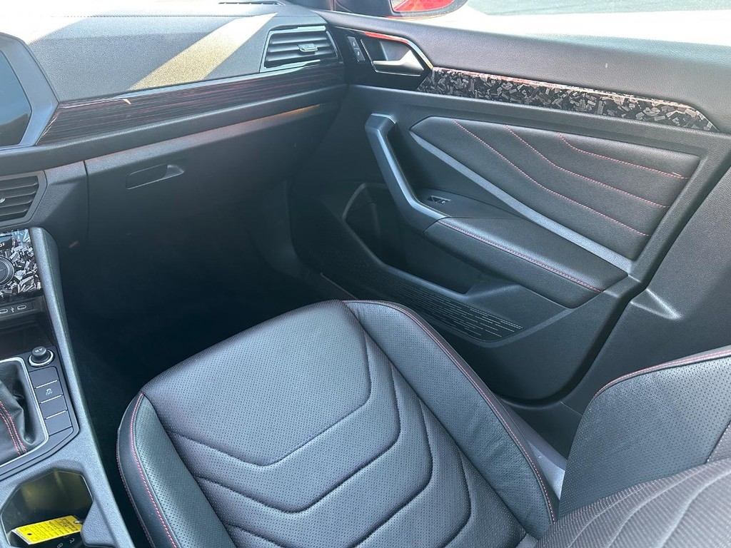 Volkswagen Jetta GLI Vehicle Full-screen Gallery Image 16