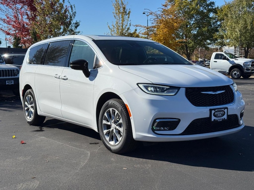 Chrysler Pacifica Vehicle Full-screen Gallery Image 02