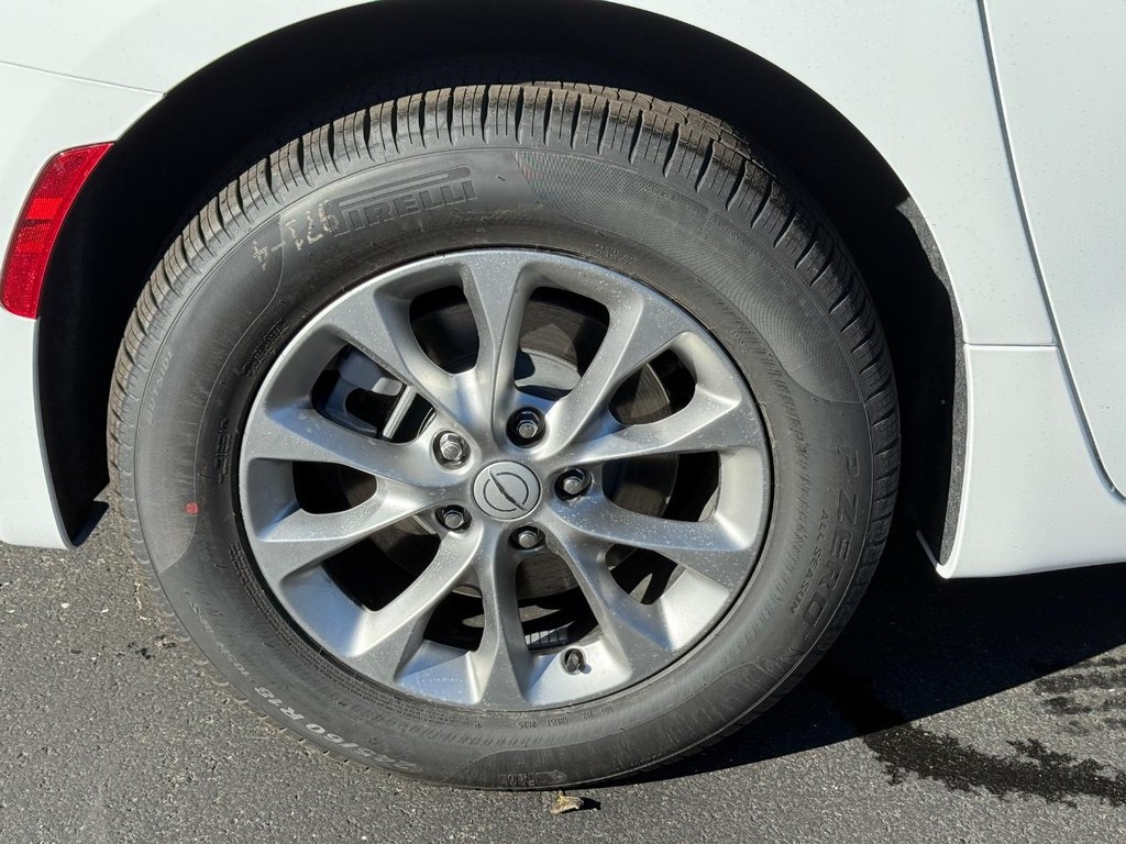 Chrysler Pacifica Vehicle Full-screen Gallery Image 05