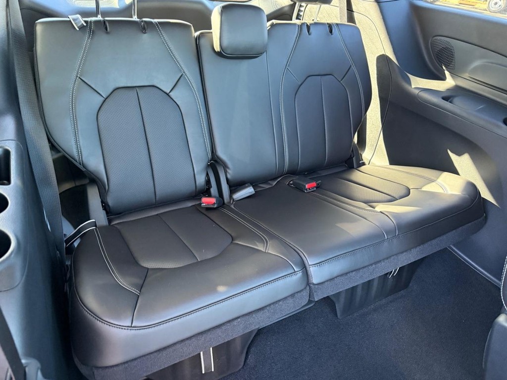 Chrysler Pacifica Vehicle Full-screen Gallery Image 06