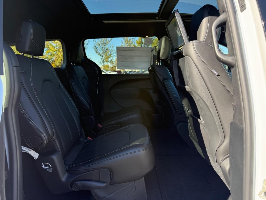 Chrysler Pacifica Vehicle Full-screen Gallery Image 07