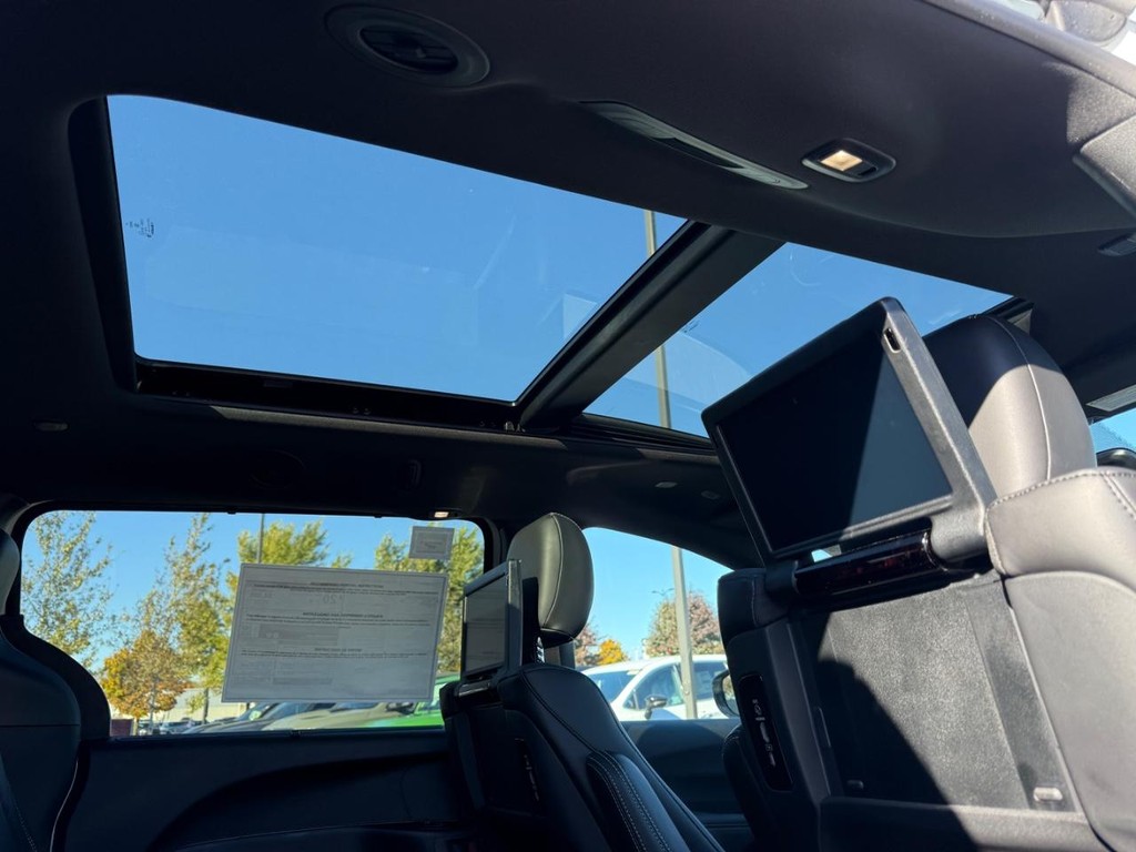 Chrysler Pacifica Vehicle Full-screen Gallery Image 08