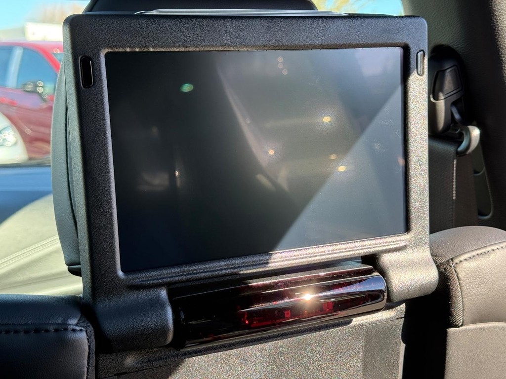 Chrysler Pacifica Vehicle Full-screen Gallery Image 09