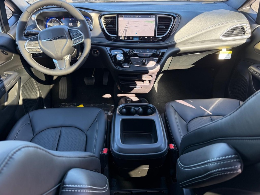 Chrysler Pacifica Vehicle Full-screen Gallery Image 11