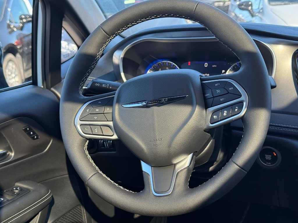 Chrysler Pacifica Vehicle Full-screen Gallery Image 12