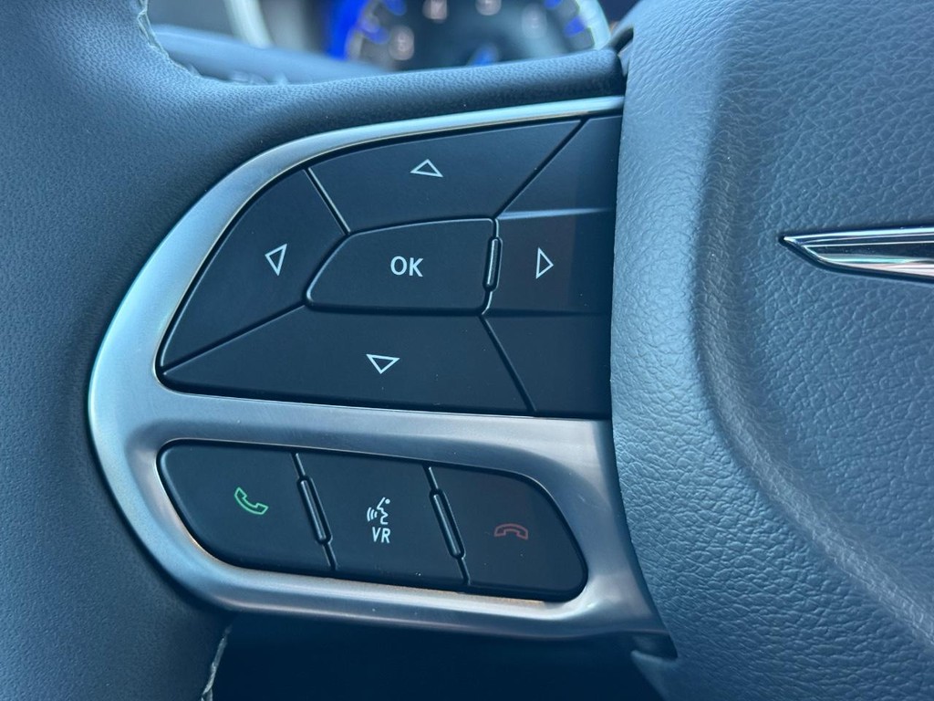 Chrysler Pacifica Vehicle Full-screen Gallery Image 13