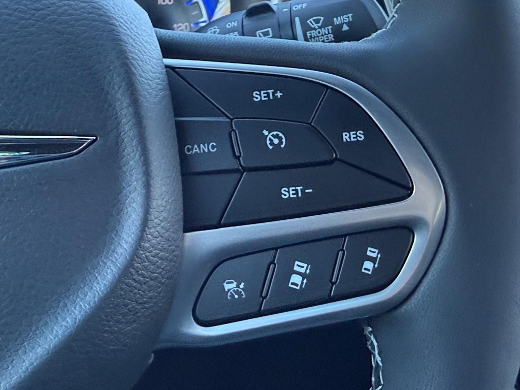 Chrysler Pacifica Vehicle Full-screen Gallery Image 14