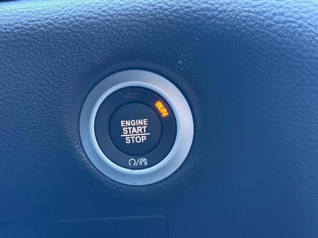 Chrysler Pacifica Vehicle Full-screen Gallery Image 15