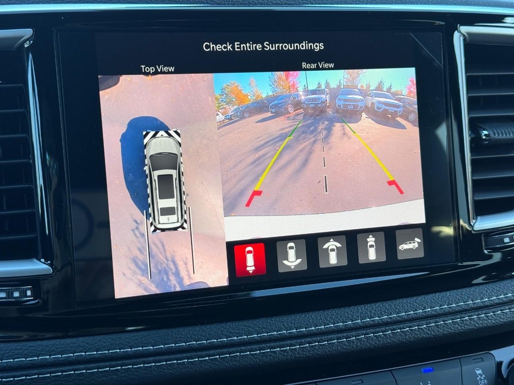 Chrysler Pacifica Vehicle Full-screen Gallery Image 18