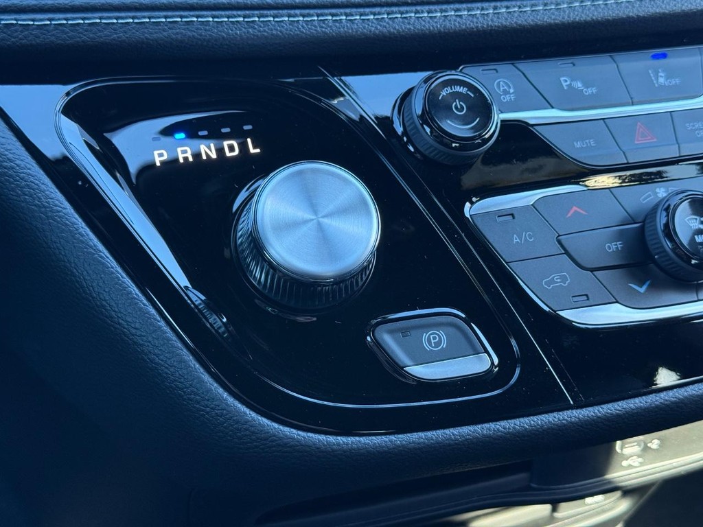 Chrysler Pacifica Vehicle Full-screen Gallery Image 19