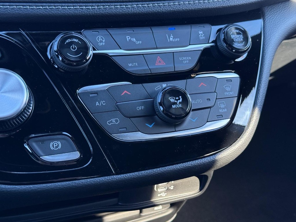 Chrysler Pacifica Vehicle Full-screen Gallery Image 20