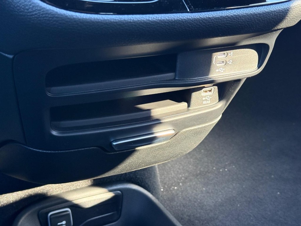 Chrysler Pacifica Vehicle Full-screen Gallery Image 21