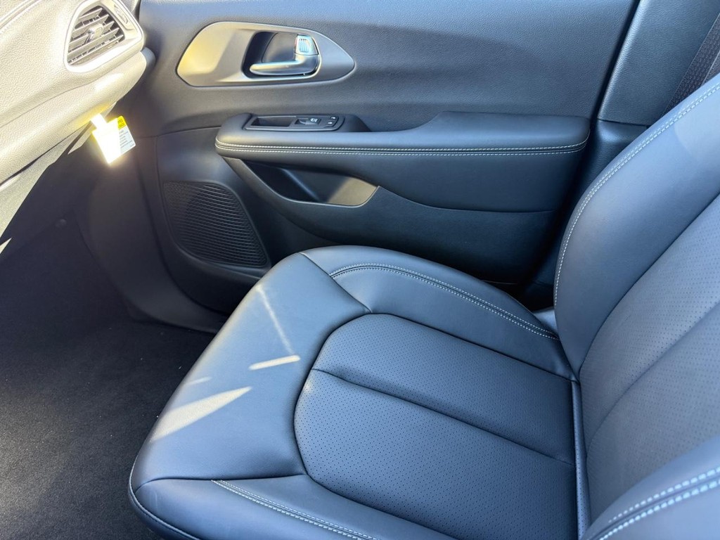 Chrysler Pacifica Vehicle Full-screen Gallery Image 22