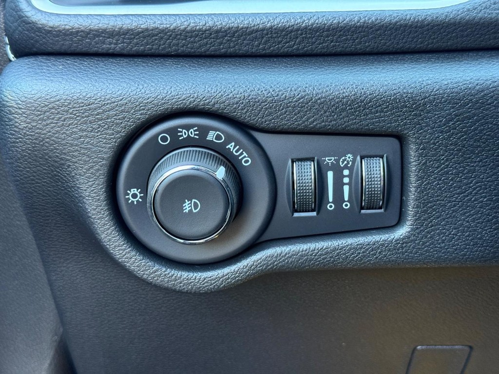 Chrysler Pacifica Vehicle Full-screen Gallery Image 23