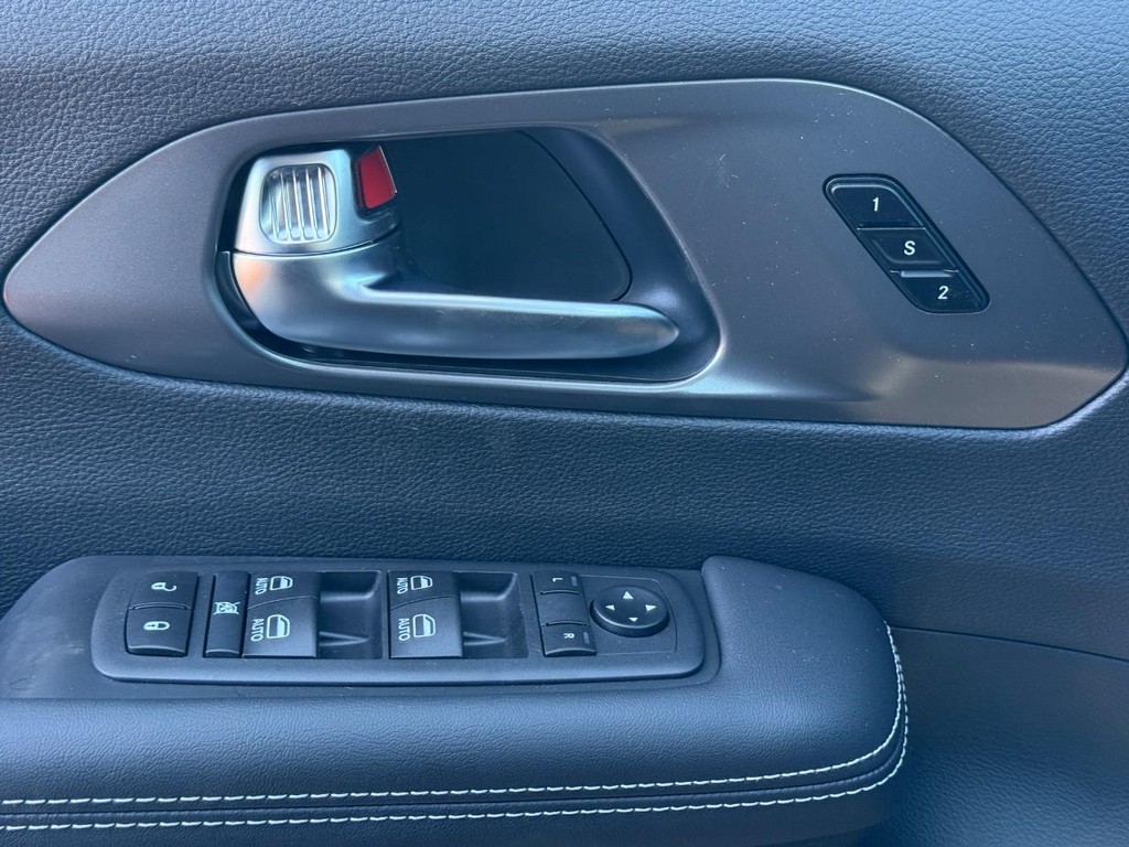 Chrysler Pacifica Vehicle Full-screen Gallery Image 24