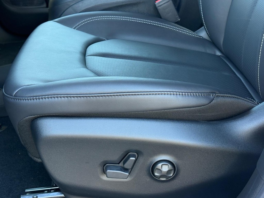 Chrysler Pacifica Vehicle Full-screen Gallery Image 25