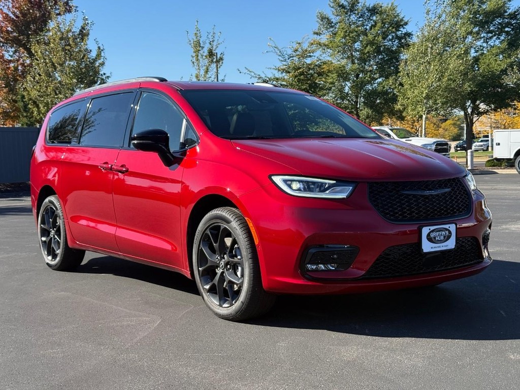 Chrysler Pacifica Vehicle Full-screen Gallery Image 02