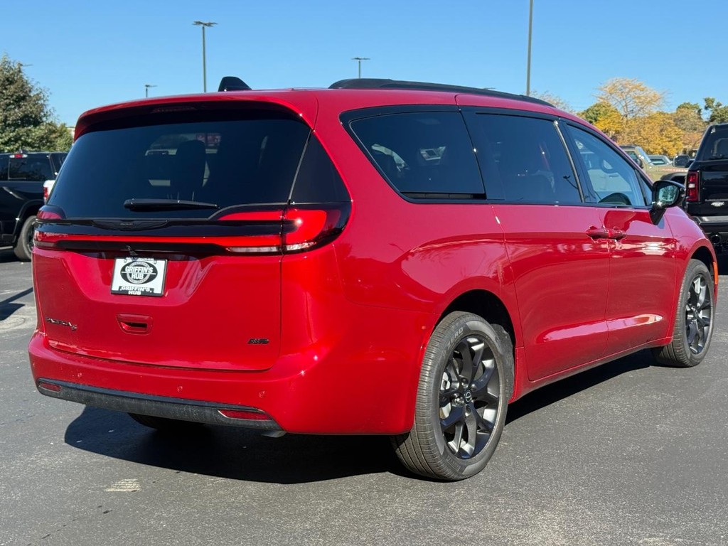 Chrysler Pacifica Vehicle Full-screen Gallery Image 04