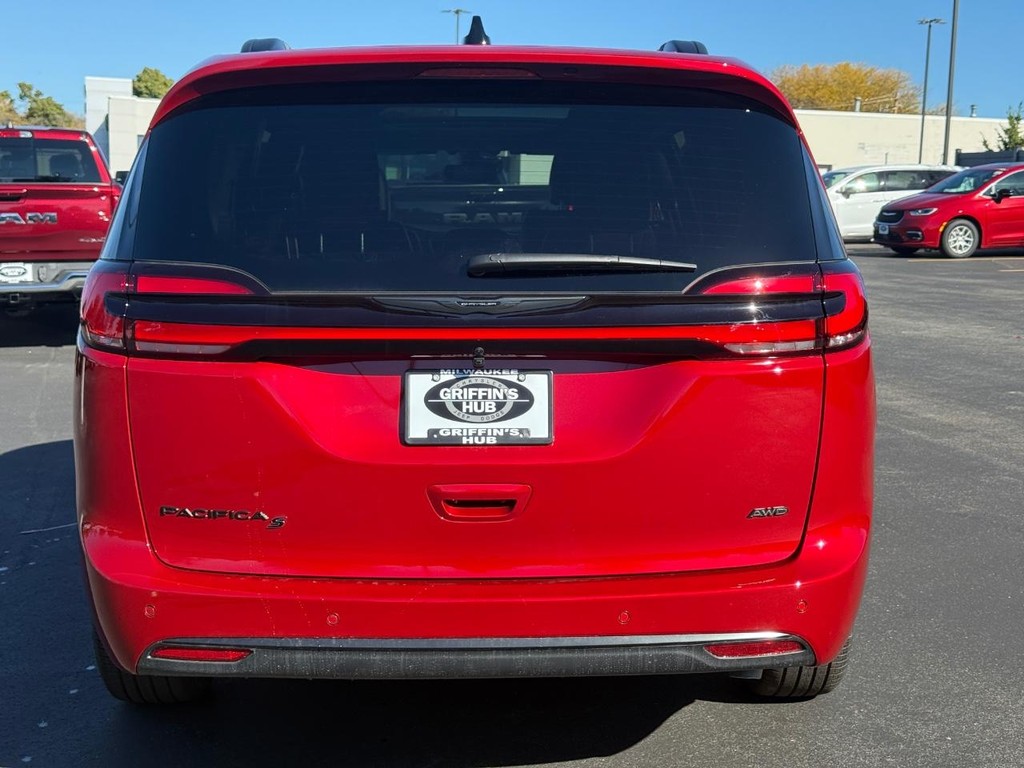 Chrysler Pacifica Vehicle Full-screen Gallery Image 05