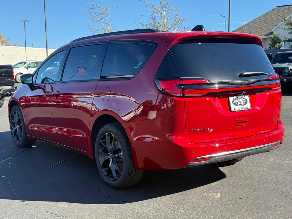 Chrysler Pacifica Vehicle Full-screen Gallery Image 06