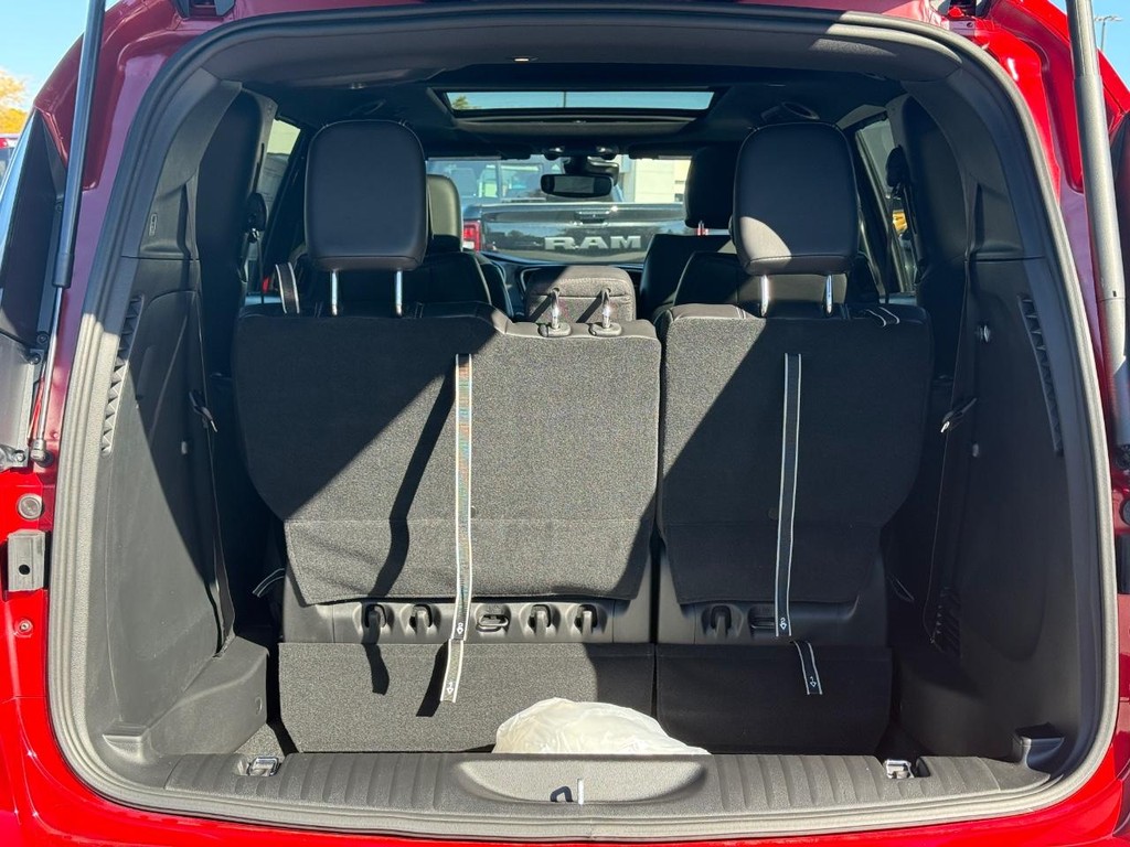 Chrysler Pacifica Vehicle Full-screen Gallery Image 07