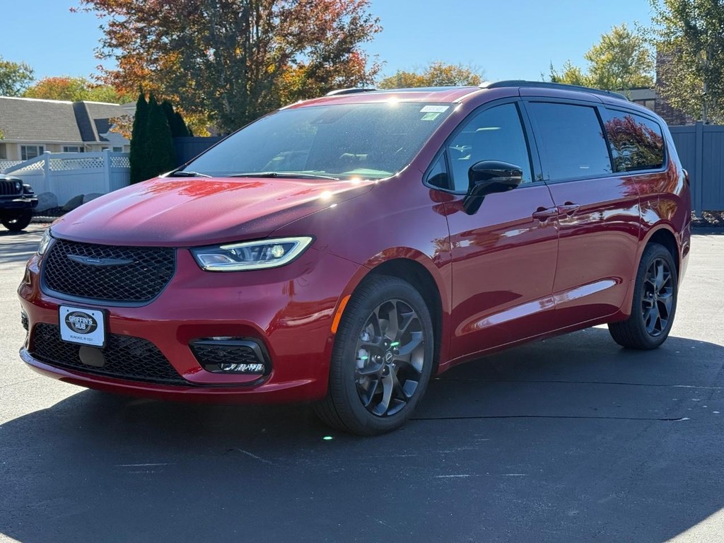 Chrysler Pacifica Vehicle Full-screen Gallery Image 09