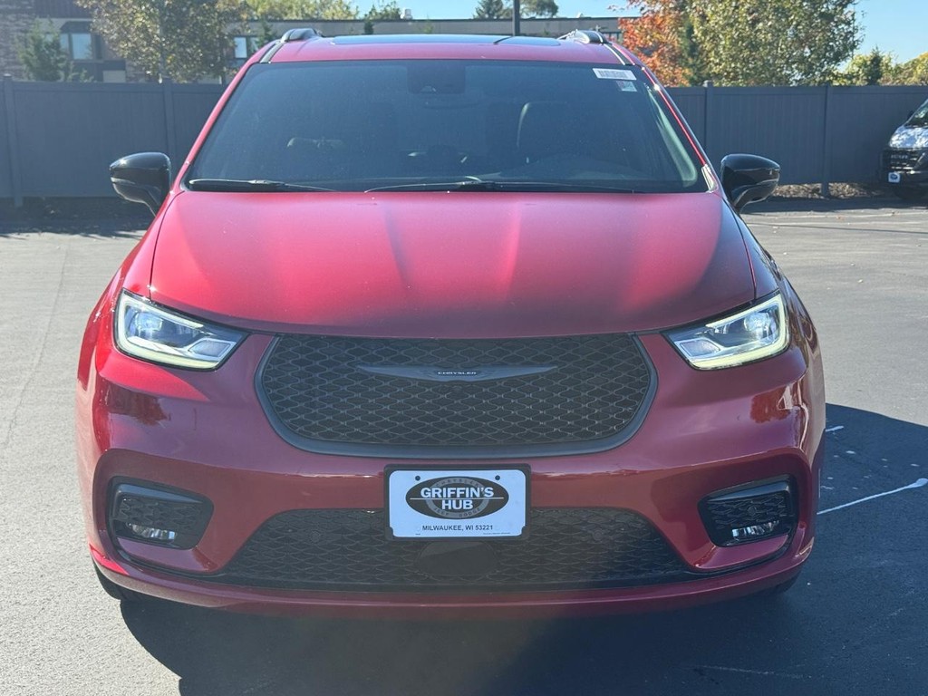 Chrysler Pacifica Vehicle Full-screen Gallery Image 10