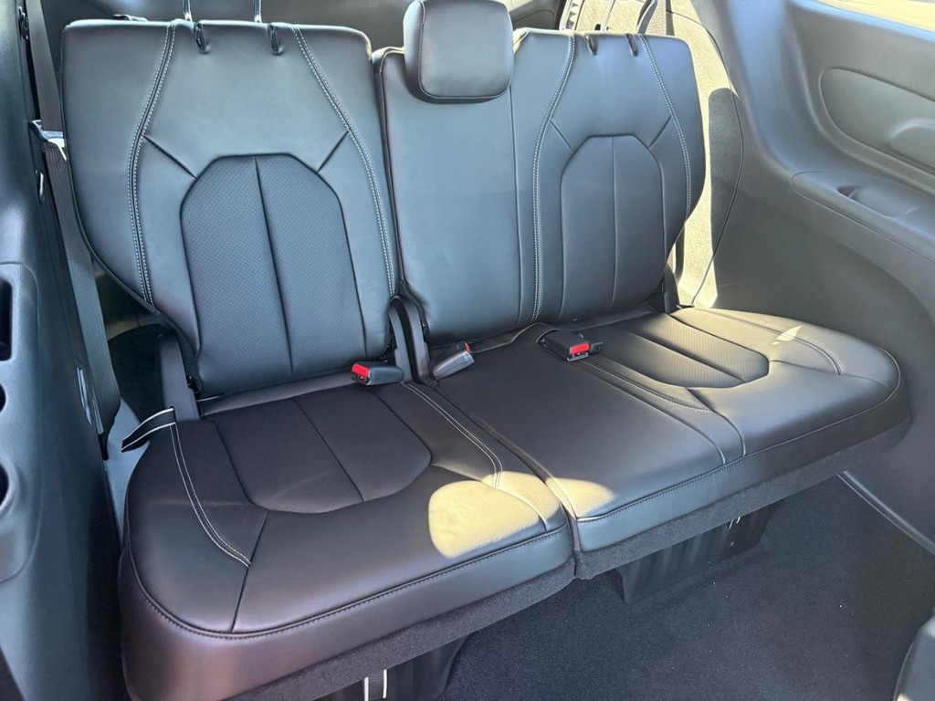 Chrysler Pacifica Vehicle Full-screen Gallery Image 11