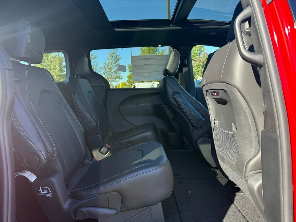 Chrysler Pacifica Vehicle Full-screen Gallery Image 12